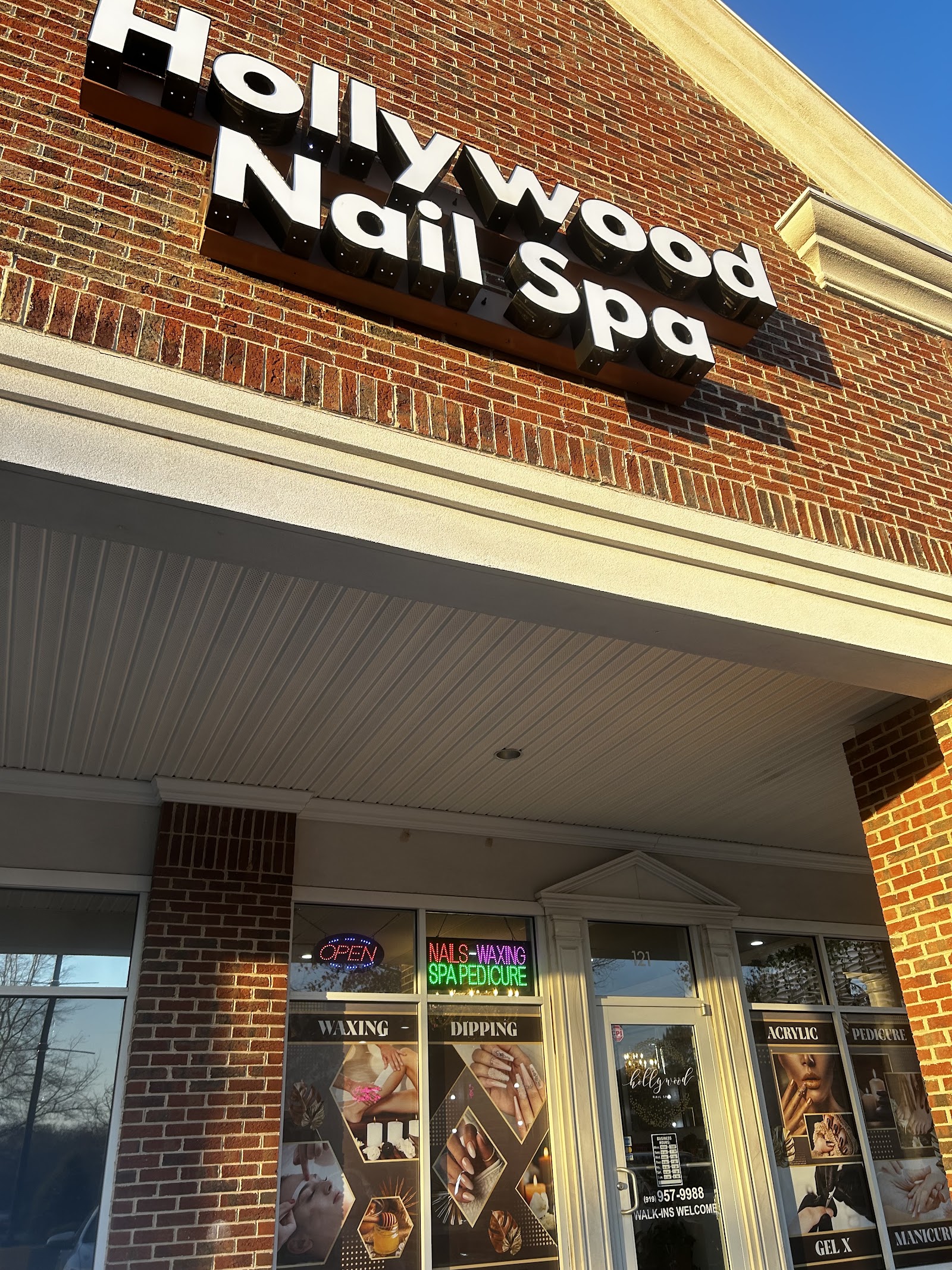 Hollywood Nail Spa logo